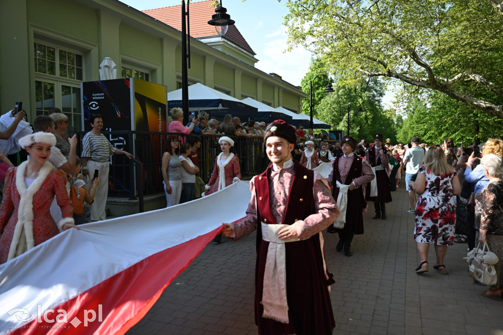 Uczcili Dzień Flagi, niosąc biało - czerwoną
