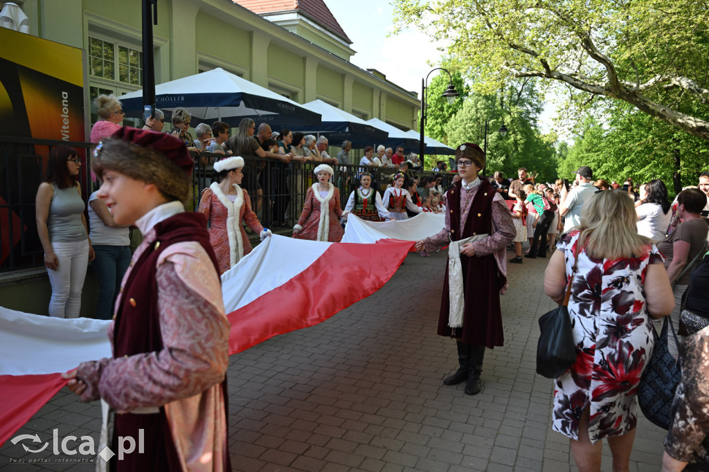Uczcili Dzień Flagi, niosąc biało - czerwoną