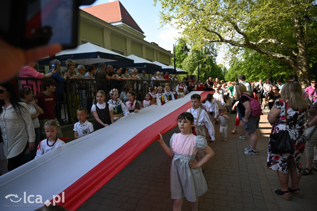 Uczcili Dzień Flagi, niosąc biało - czerwoną