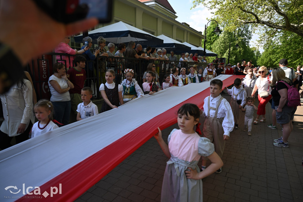 Uczcili Dzień Flagi, niosąc biało - czerwoną