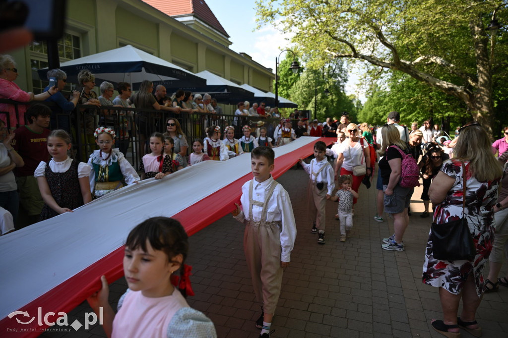 Uczcili Dzień Flagi, niosąc biało - czerwoną