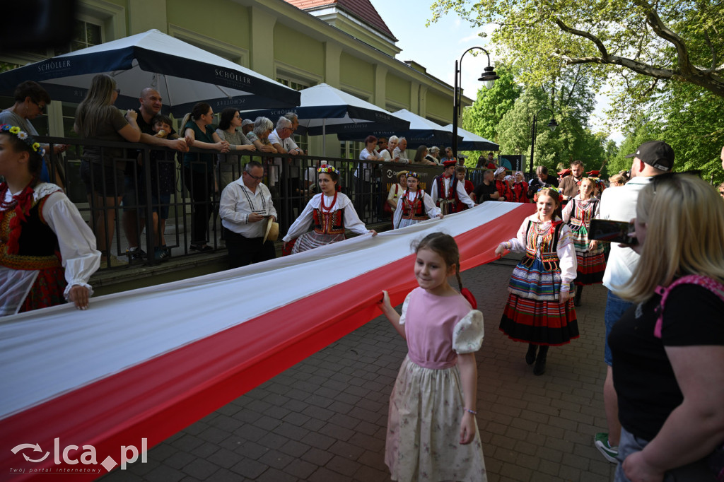 Uczcili Dzień Flagi, niosąc biało - czerwoną