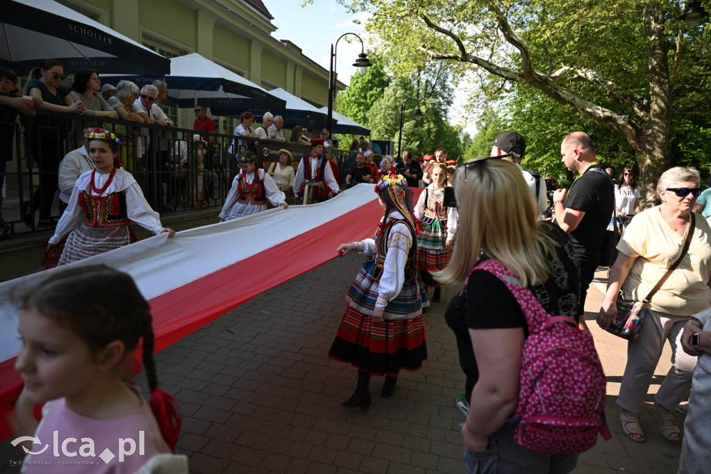 Uczcili Dzień Flagi, niosąc biało - czerwoną