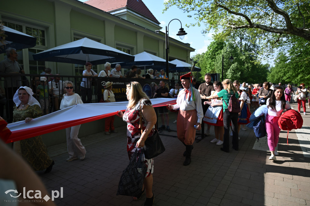Uczcili Dzień Flagi, niosąc biało - czerwoną