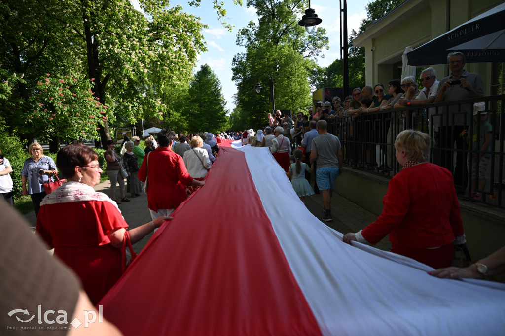 Uczcili Dzień Flagi, niosąc biało - czerwoną