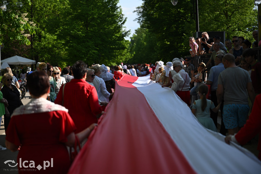 Uczcili Dzień Flagi, niosąc biało - czerwoną
