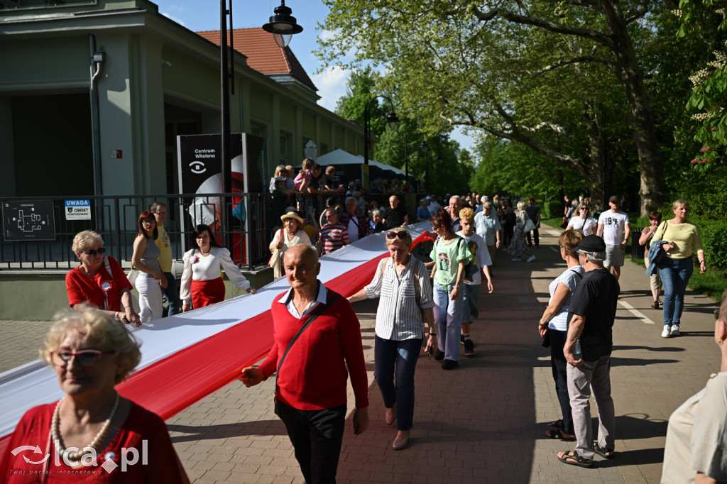 Uczcili Dzień Flagi, niosąc biało - czerwoną