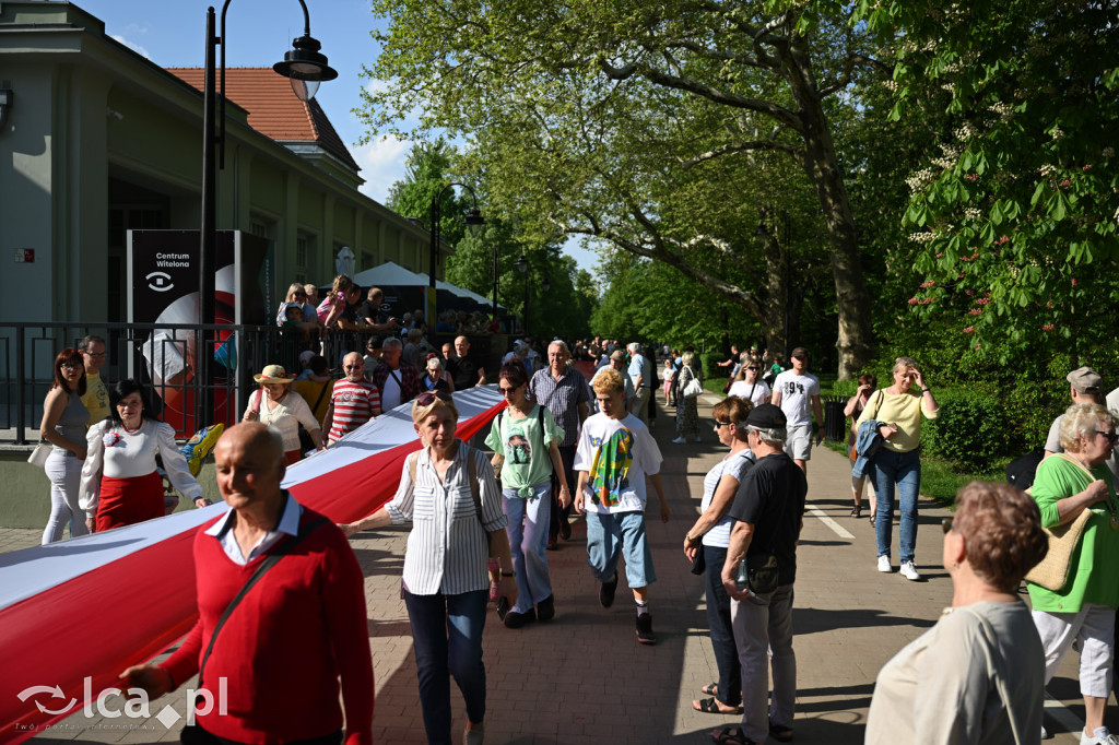 Uczcili Dzień Flagi, niosąc biało - czerwoną