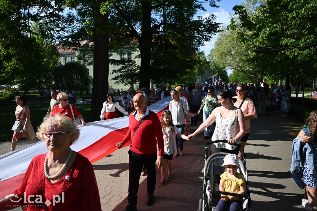 Uczcili Dzień Flagi, niosąc biało - czerwoną