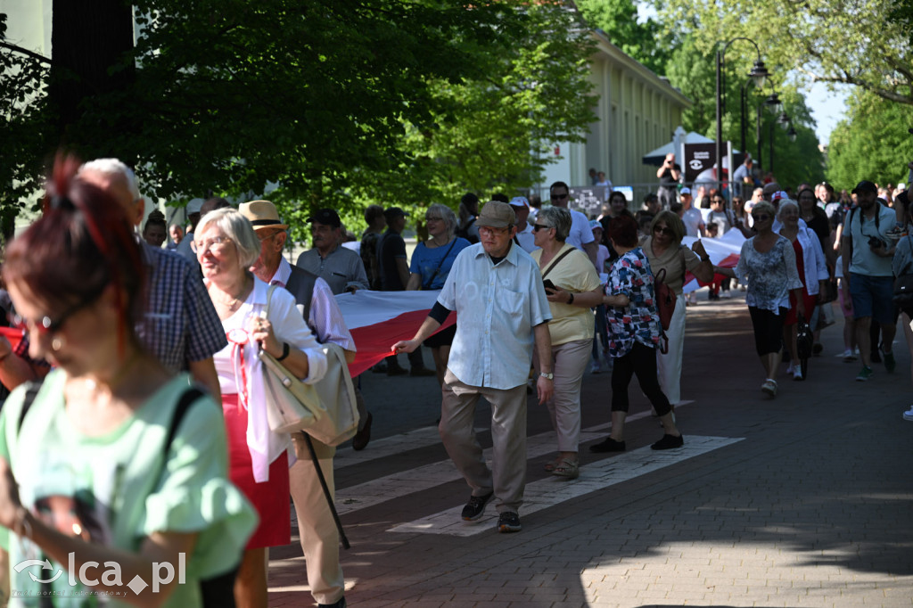Uczcili Dzień Flagi, niosąc biało - czerwoną