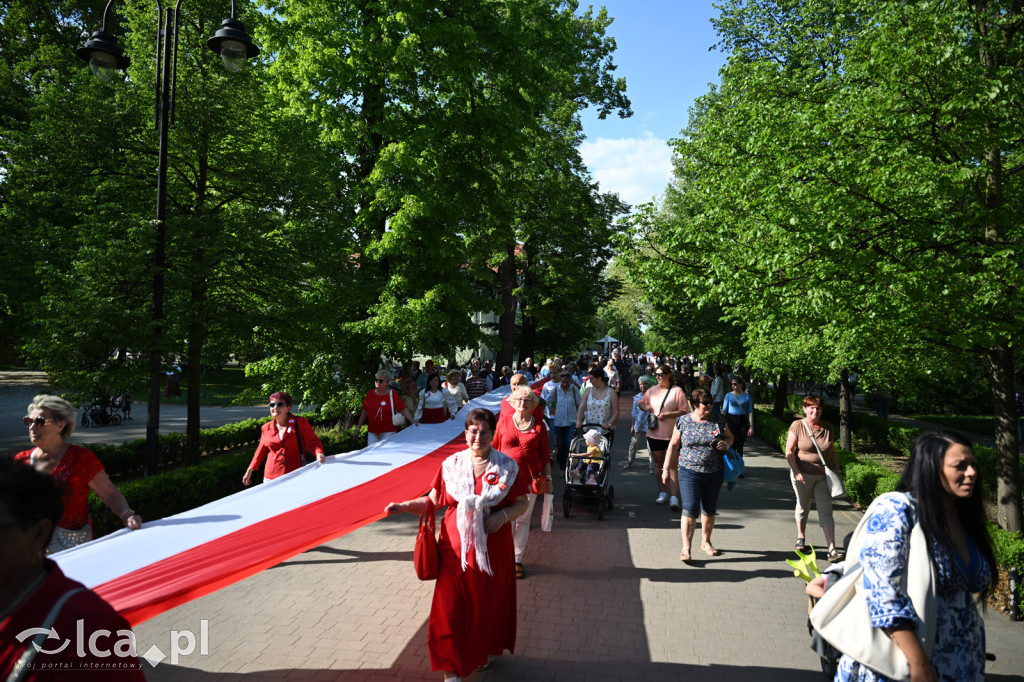 Uczcili Dzień Flagi, niosąc biało - czerwoną