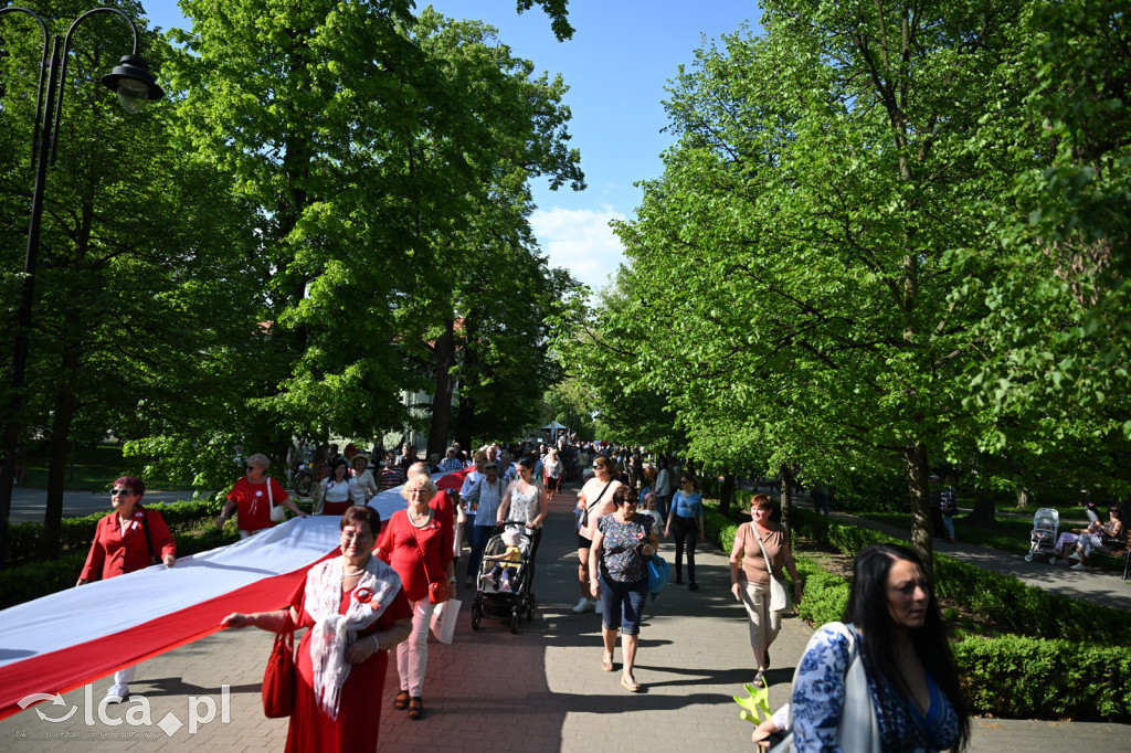 Uczcili Dzień Flagi, niosąc biało - czerwoną