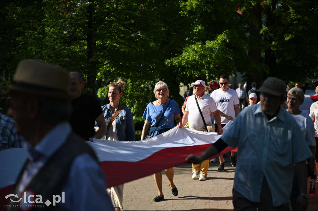 Uczcili Dzień Flagi, niosąc biało - czerwoną