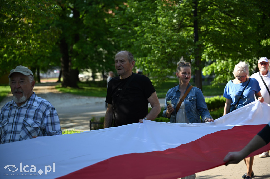 Uczcili Dzień Flagi, niosąc biało - czerwoną