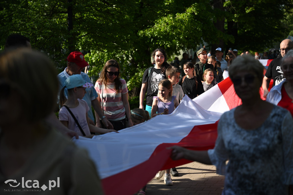 Uczcili Dzień Flagi, niosąc biało - czerwoną