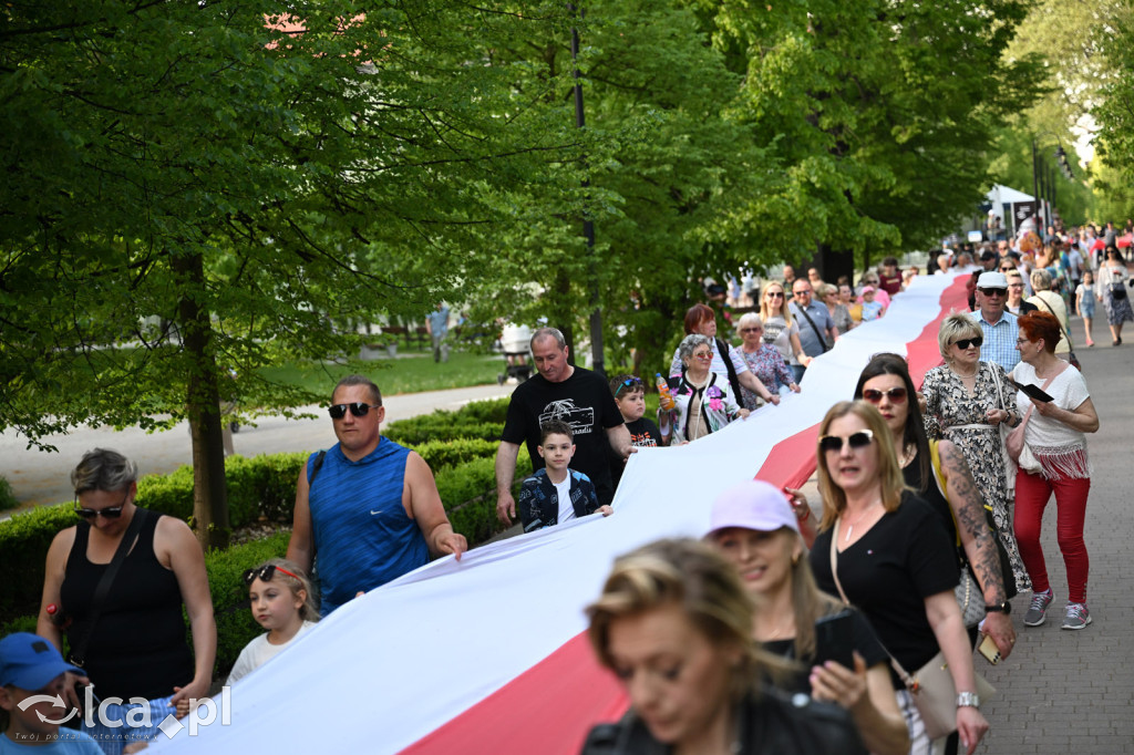 Uczcili Dzień Flagi, niosąc biało - czerwoną
