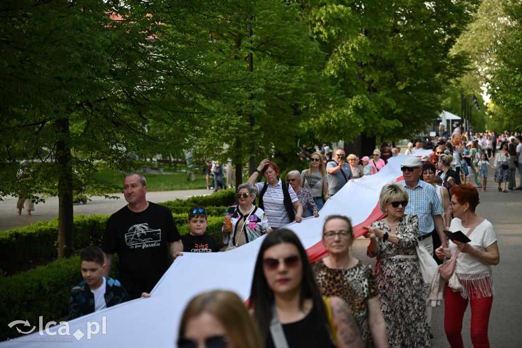 Uczcili Dzień Flagi, niosąc biało - czerwoną