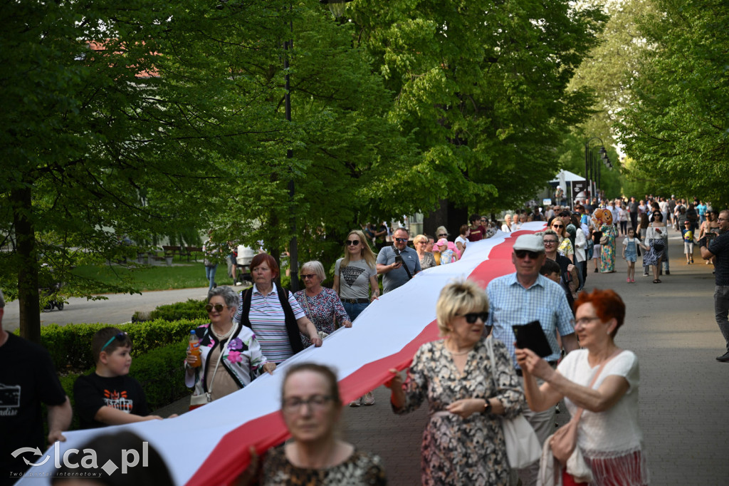 Uczcili Dzień Flagi, niosąc biało - czerwoną
