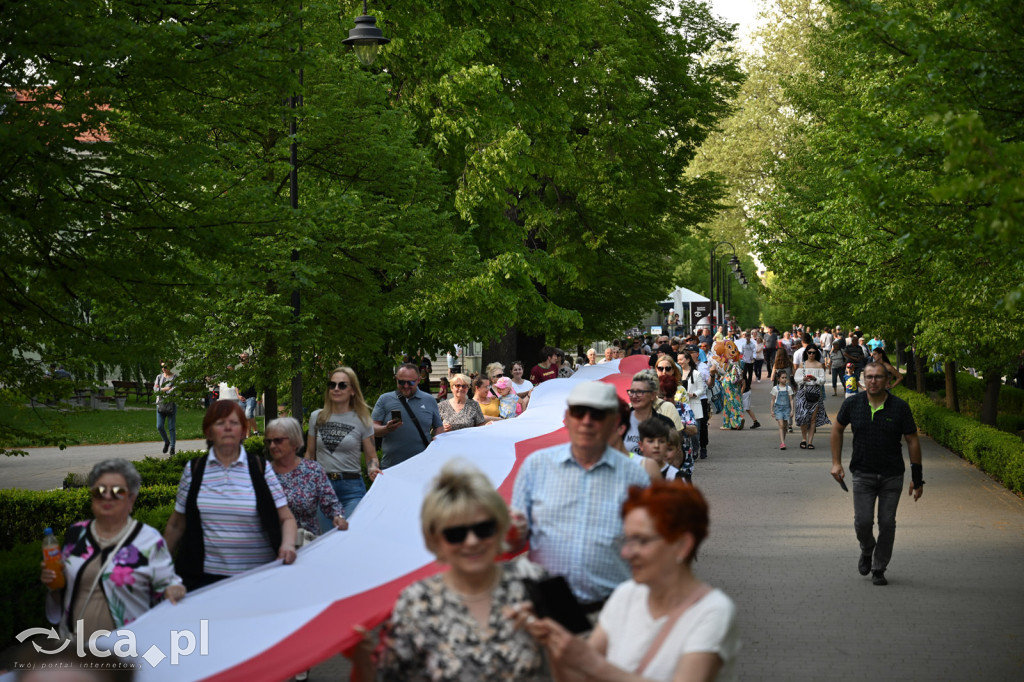 Uczcili Dzień Flagi, niosąc biało - czerwoną