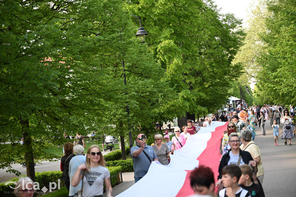 Uczcili Dzień Flagi, niosąc biało - czerwoną