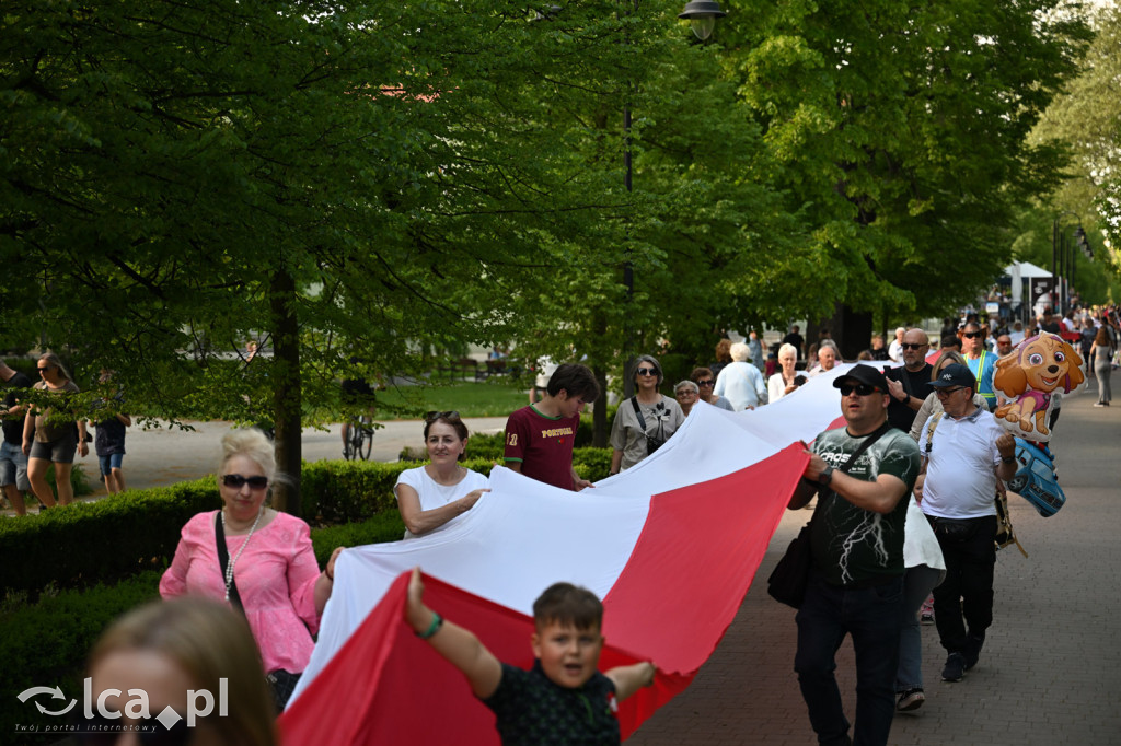 Uczcili Dzień Flagi, niosąc biało - czerwoną