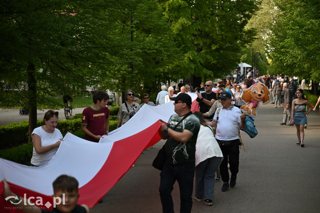 Uczcili Dzień Flagi, niosąc biało - czerwoną