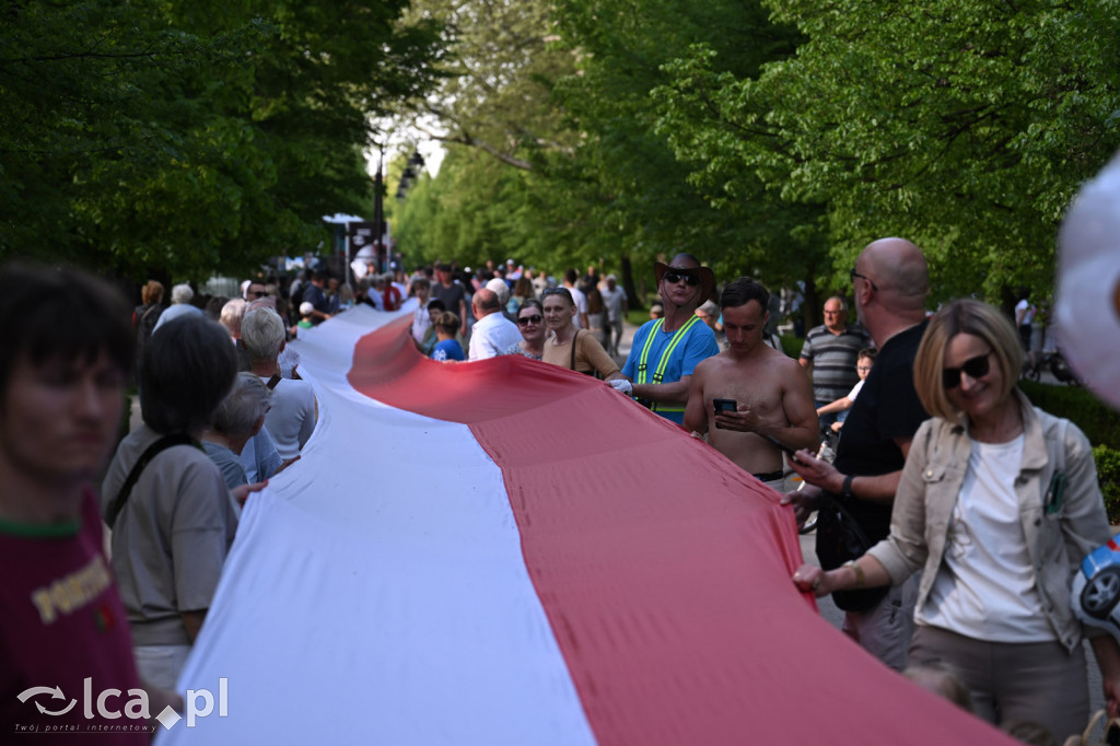 Uczcili Dzień Flagi, niosąc biało - czerwoną