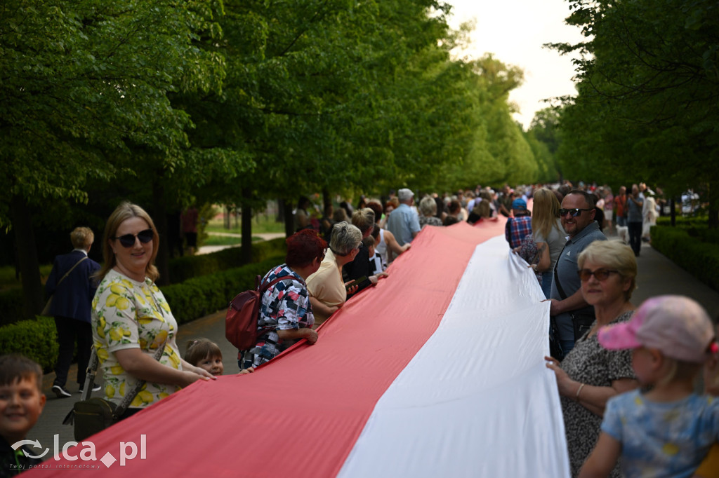 Uczcili Dzień Flagi, niosąc biało - czerwoną