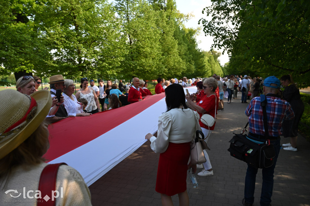Uczcili Dzień Flagi, niosąc biało - czerwoną