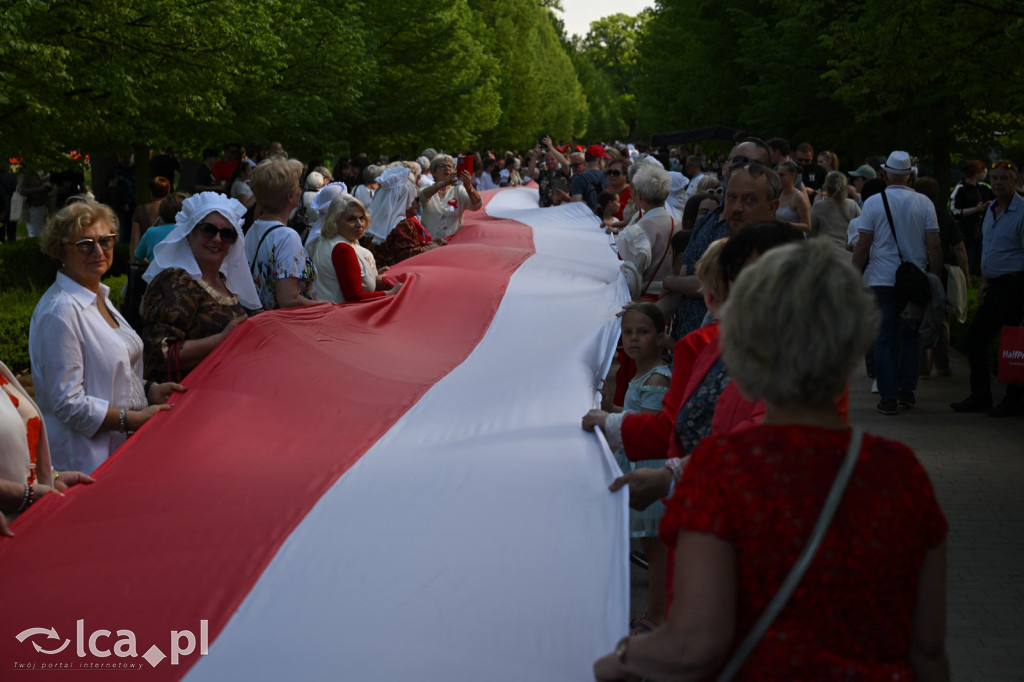 Uczcili Dzień Flagi, niosąc biało - czerwoną