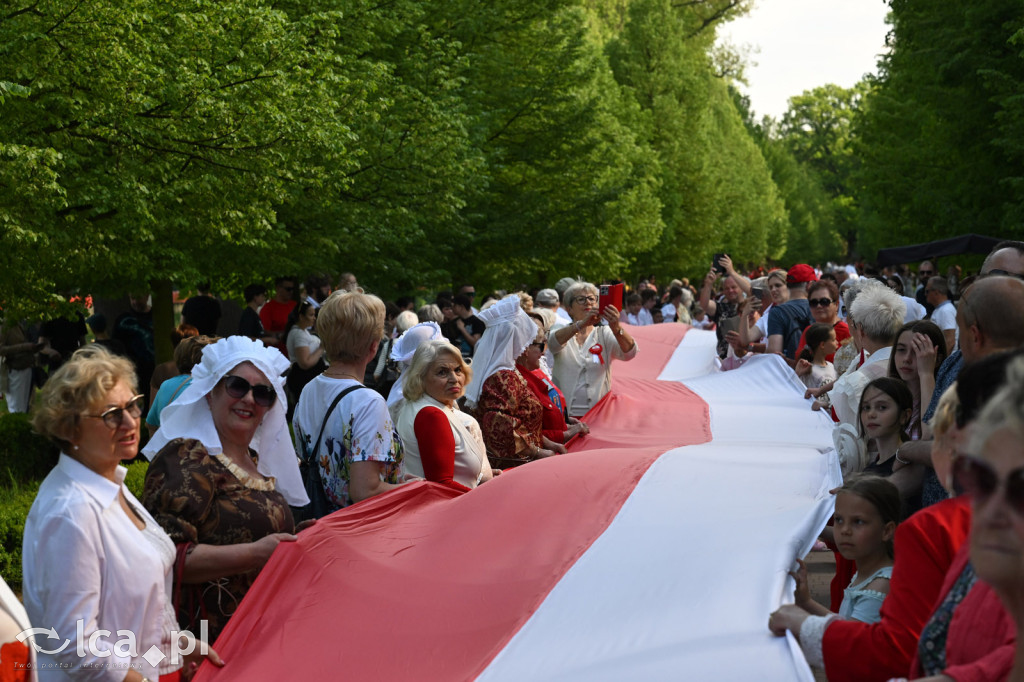 Uczcili Dzień Flagi, niosąc biało - czerwoną