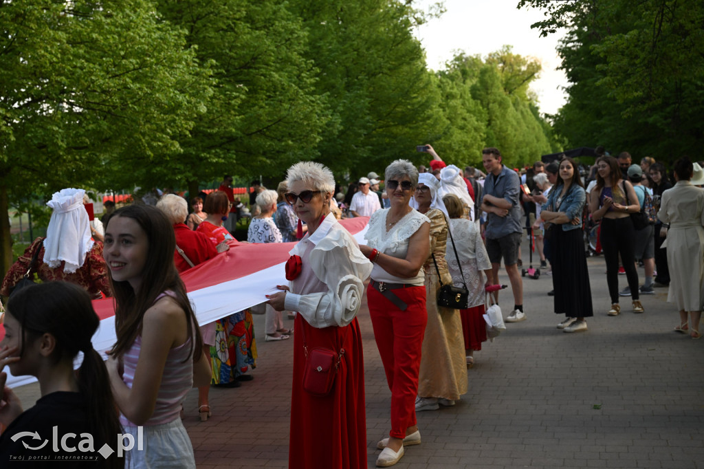 Uczcili Dzień Flagi, niosąc biało - czerwoną