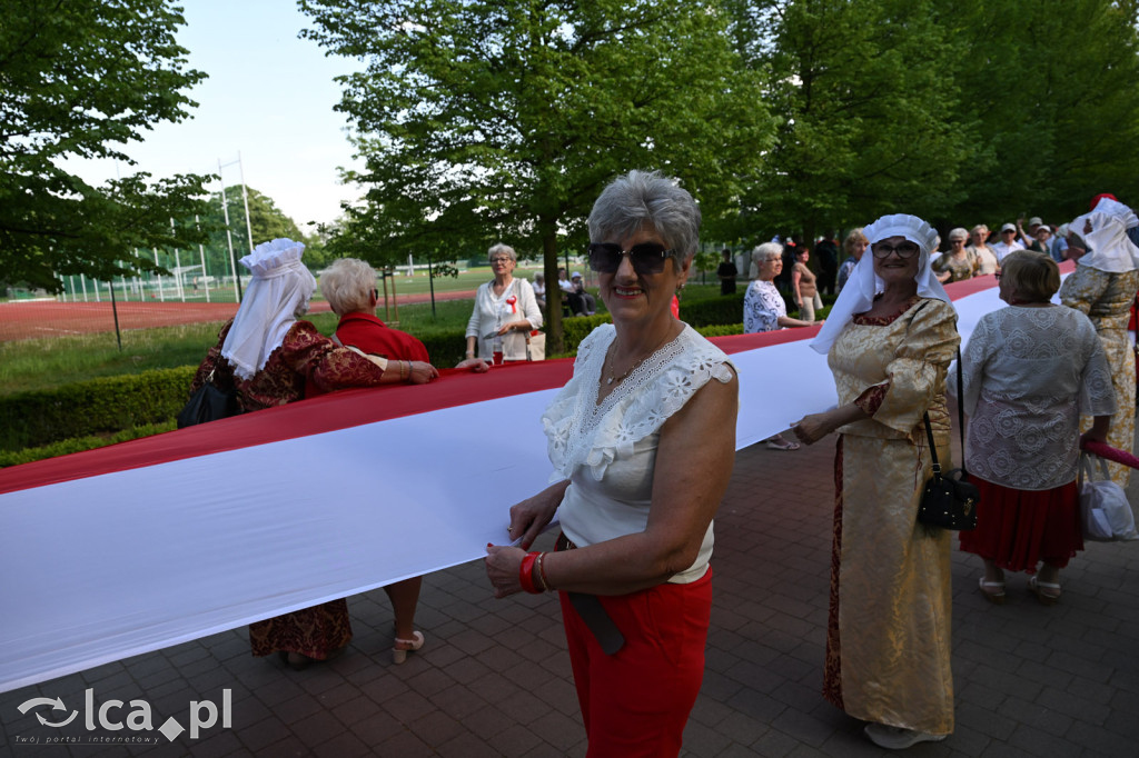 Uczcili Dzień Flagi, niosąc biało - czerwoną