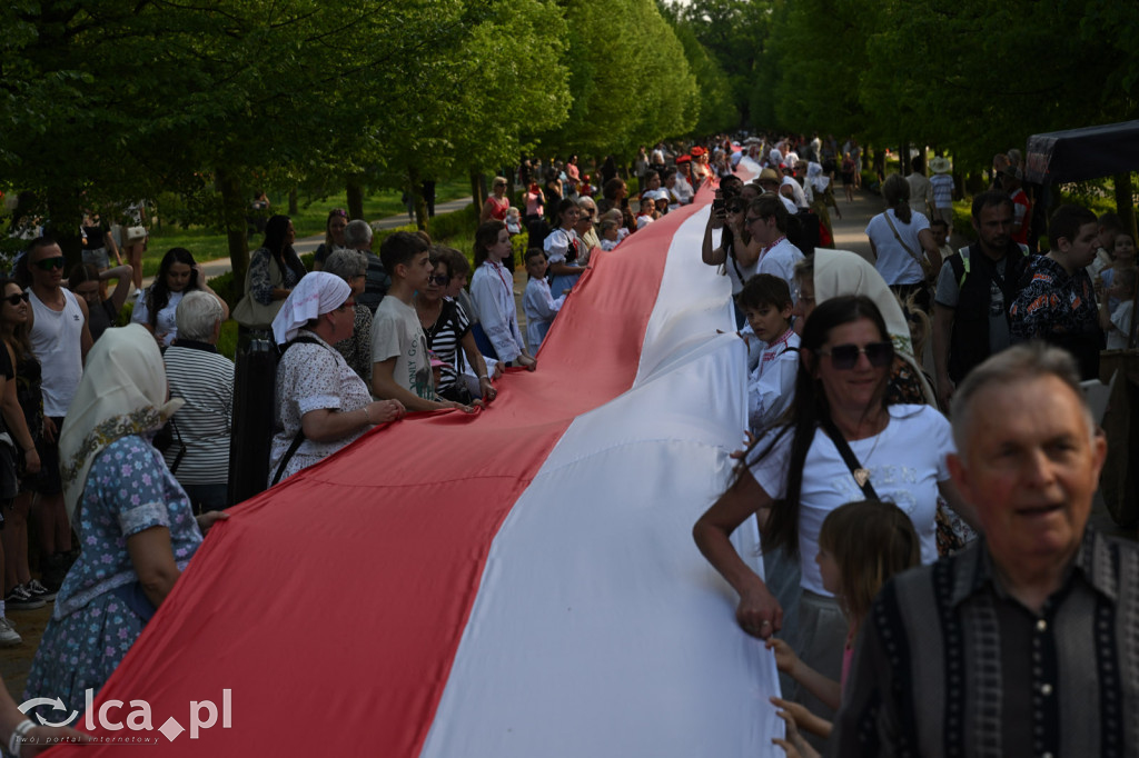 Uczcili Dzień Flagi, niosąc biało - czerwoną
