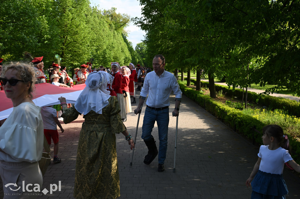 Uczcili Dzień Flagi, niosąc biało - czerwoną