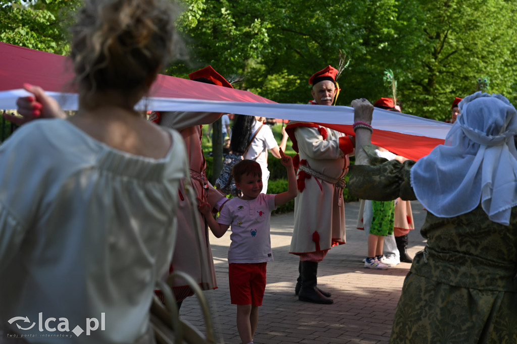 Uczcili Dzień Flagi, niosąc biało - czerwoną