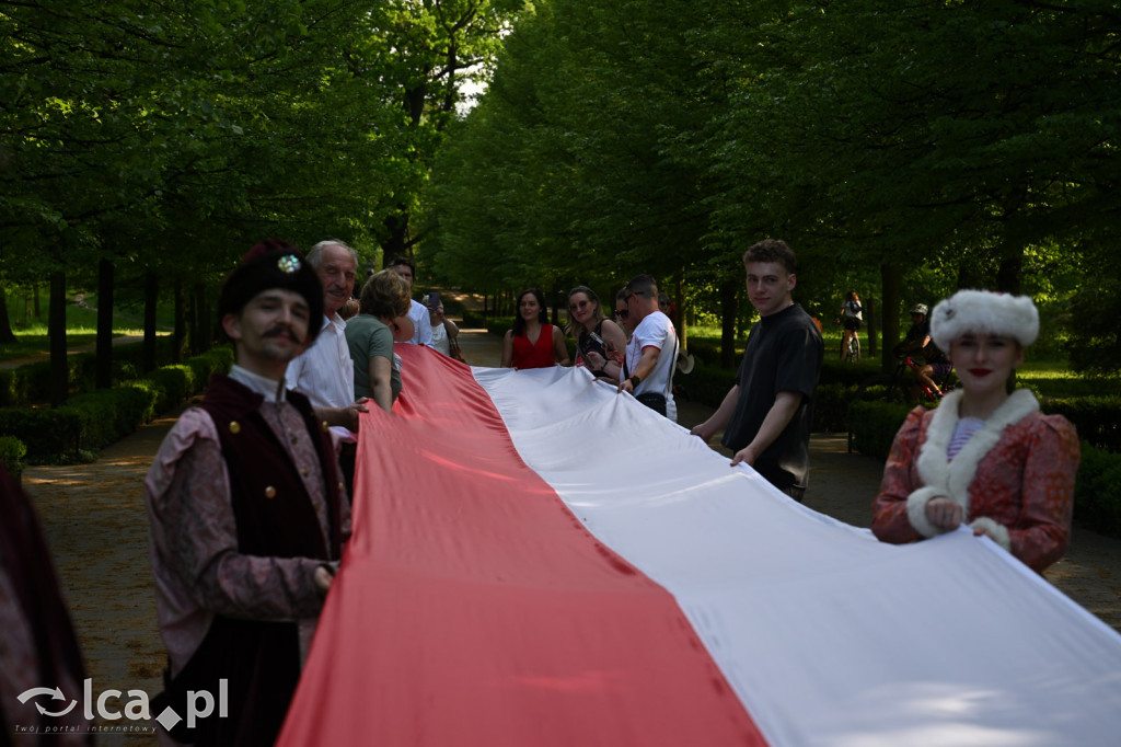 Uczcili Dzień Flagi, niosąc biało - czerwoną