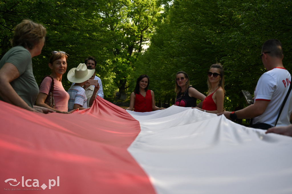 Uczcili Dzień Flagi, niosąc biało - czerwoną