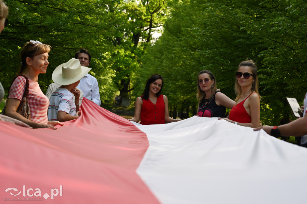 Uczcili Dzień Flagi, niosąc biało - czerwoną