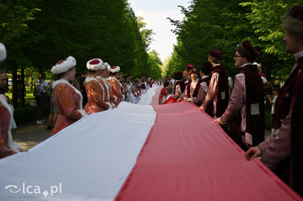 Uczcili Dzień Flagi, niosąc biało - czerwoną
