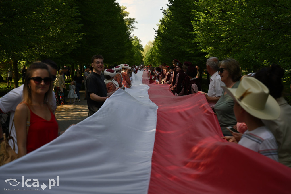 Uczcili Dzień Flagi, niosąc biało - czerwoną