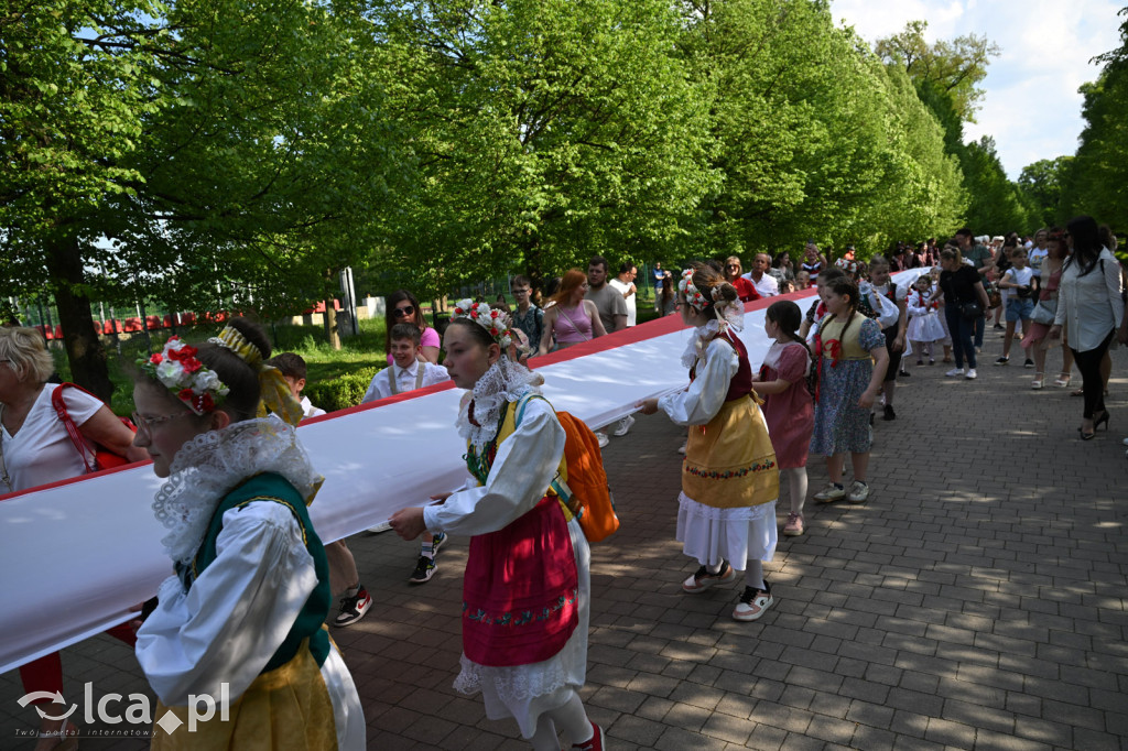 Uczcili Dzień Flagi, niosąc biało - czerwoną