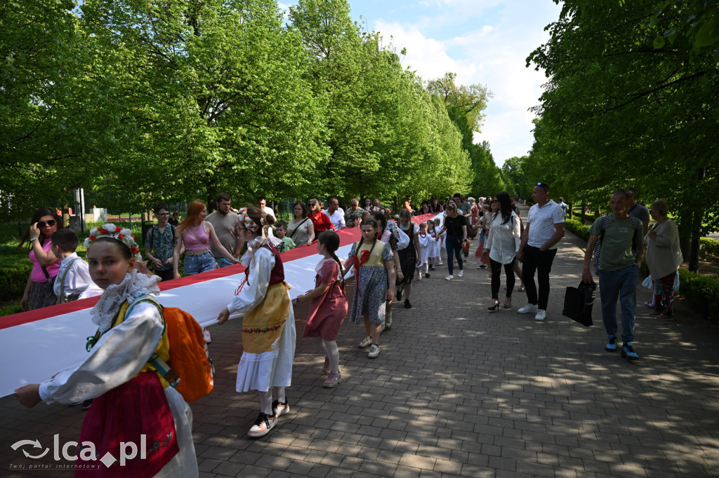 Uczcili Dzień Flagi, niosąc biało - czerwoną