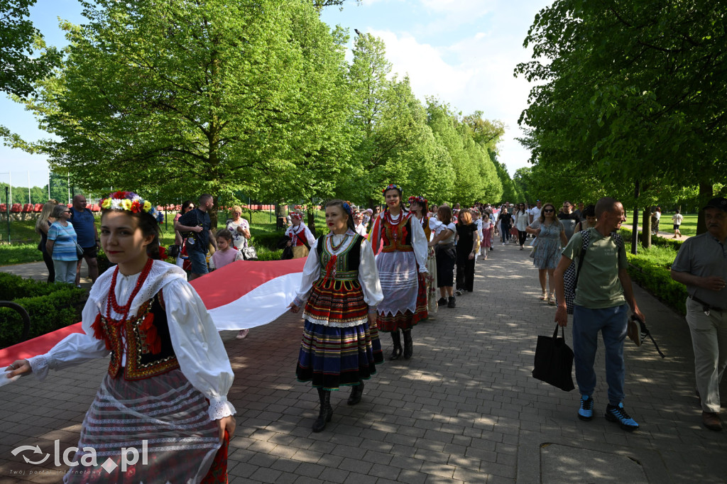 Uczcili Dzień Flagi, niosąc biało - czerwoną