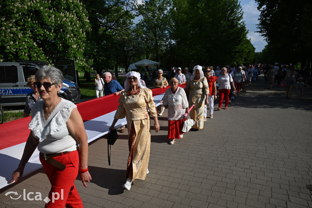 Uczcili Dzień Flagi, niosąc biało - czerwoną