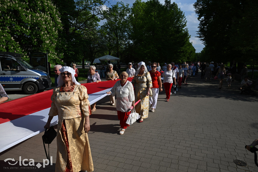 Uczcili Dzień Flagi, niosąc biało - czerwoną