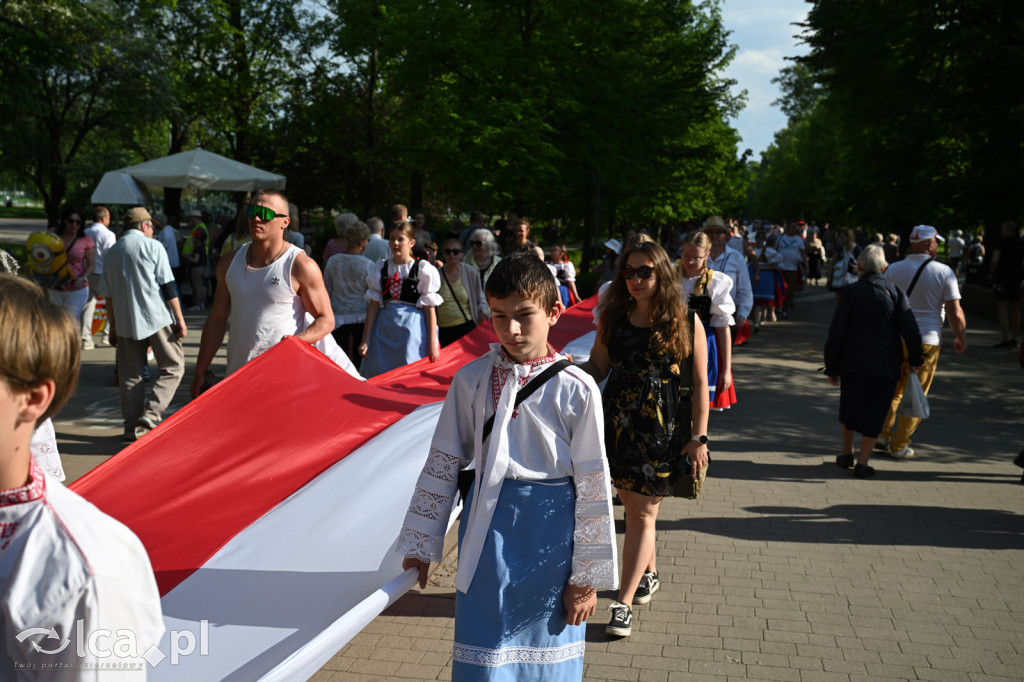Uczcili Dzień Flagi, niosąc biało - czerwoną