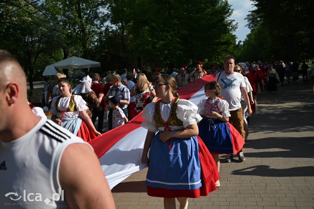 Uczcili Dzień Flagi, niosąc biało - czerwoną