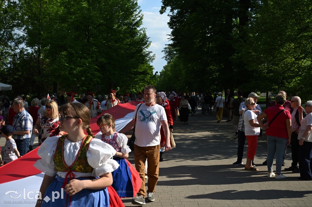 Uczcili Dzień Flagi, niosąc biało - czerwoną