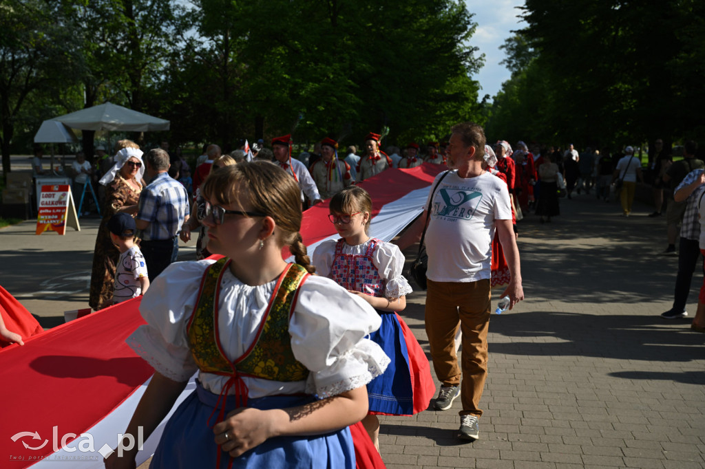 Uczcili Dzień Flagi, niosąc biało - czerwoną